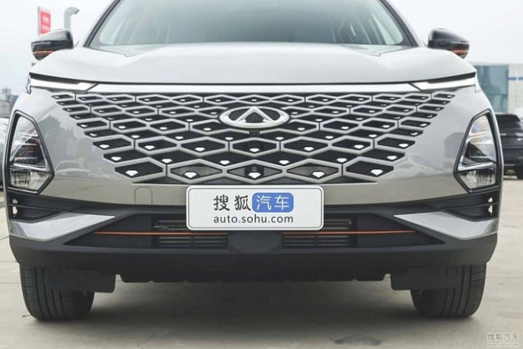 Mức giá xe Chery OMODA 5 đồn đoán này được cho là khá cạnh tranh so với những đối thủ cùng phân khúc như Kia Seltos, Hyundai Creta, Honda HR-V và Toyota Corolla Cross. Xe có số đo 3 vòng lần lượt dài x rộng x cao lần lượt là 4.400 x 1.830 x 1.588 mm, kích thước này có phần nhỉnh hơn các đối thủ cùng phân khúc.