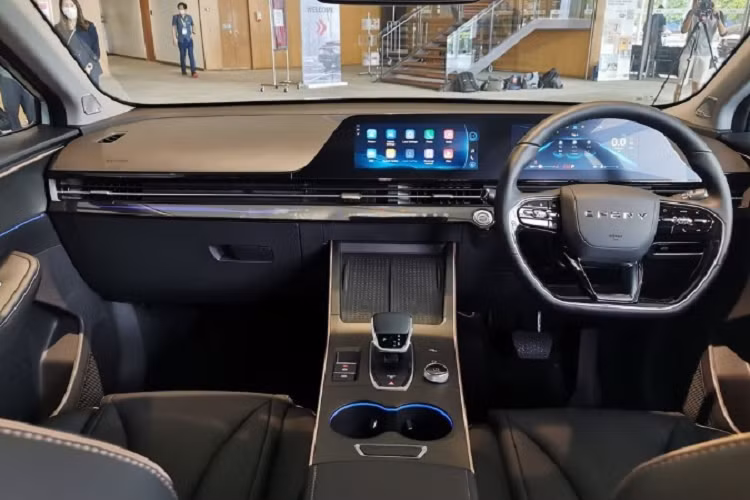 Bên cạnh kích thước vượt mặt các đối thủ, OMODA 5 còn sở hữu thiết kế ngoại thất đầy phong cách nhờ triết lý Art in Motion mới. Đây cũng là mẫu SUV đầu tiên của Chery được áp dụng triết lý thiết kế này. Nhờ đó, OMODA 5 mang trên mình những đường nét thiết kế mượt mà và khí động lực học.