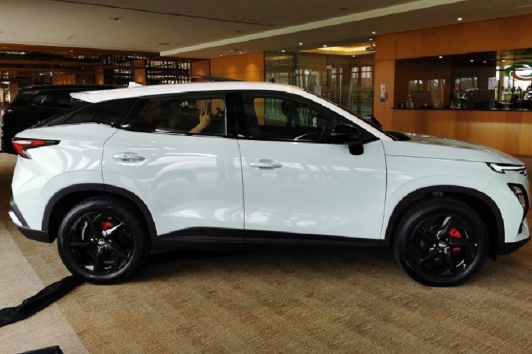 Không những thế, chiếc SUV này còn được trang bị vô lăng vát đáy khỏe khoắn và ghế thể thao ôm lấy thân người ngồi. Ghế có thể kết hợp nhiều màu sắc với nhau theo đúng tinh thần trẻ trung được áp dụng cho xe.