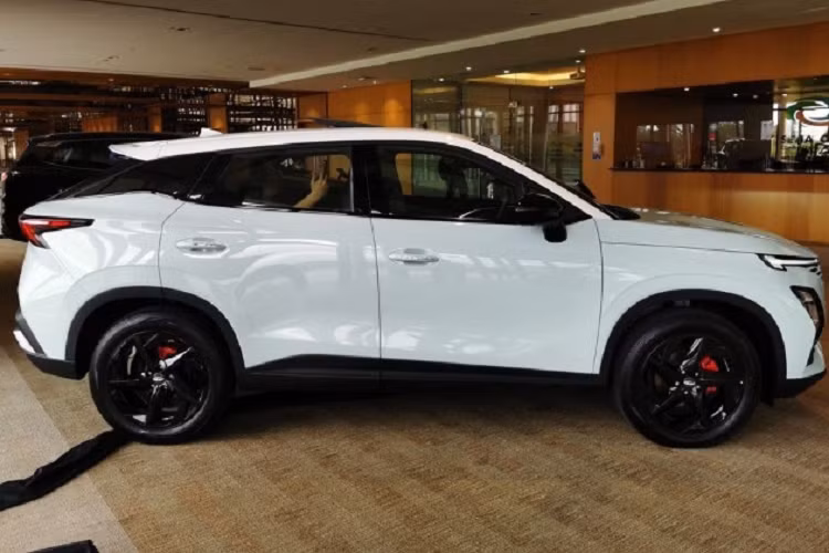 Không những thế, chiếc SUV này còn được trang bị vô lăng vát đáy khỏe khoắn và ghế thể thao ôm lấy thân người ngồi. Ghế có thể kết hợp nhiều màu sắc với nhau theo đúng tinh thần trẻ trung được áp dụng cho xe.