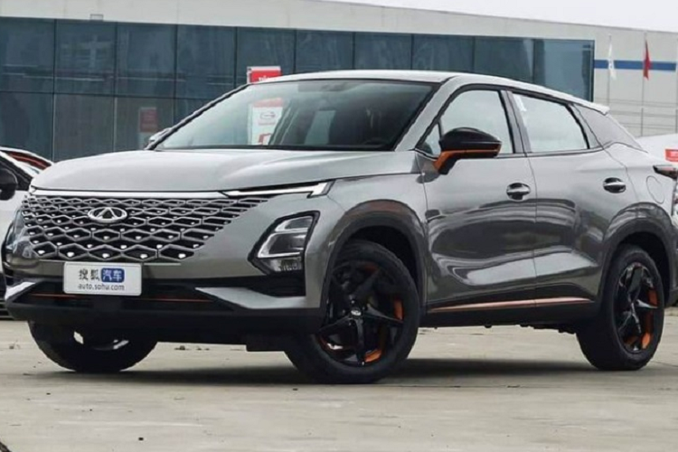 Khoảng tháng 3/2022, mẫu xe Trung Quốc - Chery OMODA 5 2022 mới đã bất ngờ được đăng ký bảo hộ kiểu dáng công nghiệp tại Việt Nam. Kể từ đó, nhiều người đã mong đợi thông tin về giá bán của mẫu SUV này. Theo một số nguồn tin , Chery OMODA 5 sẽ được phân phối tại Việt Nam với 3 phiên bản, giá bán dao động từ 699 - 799 triệu đồng.