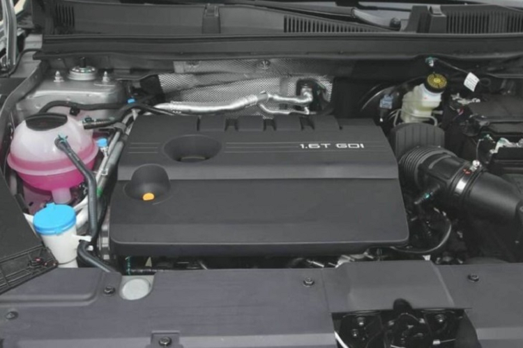 Theo một số nguồn tin, OMODA 5 tại Việt Nam sẽ có thêm những trang bị nổi bật như sạc điện thoại thông minh không dây, bảng đồng hồ kỹ thuật số và cửa sổ trời toàn cảnh Panorama hay hệ thống đèn viền 64 màu.