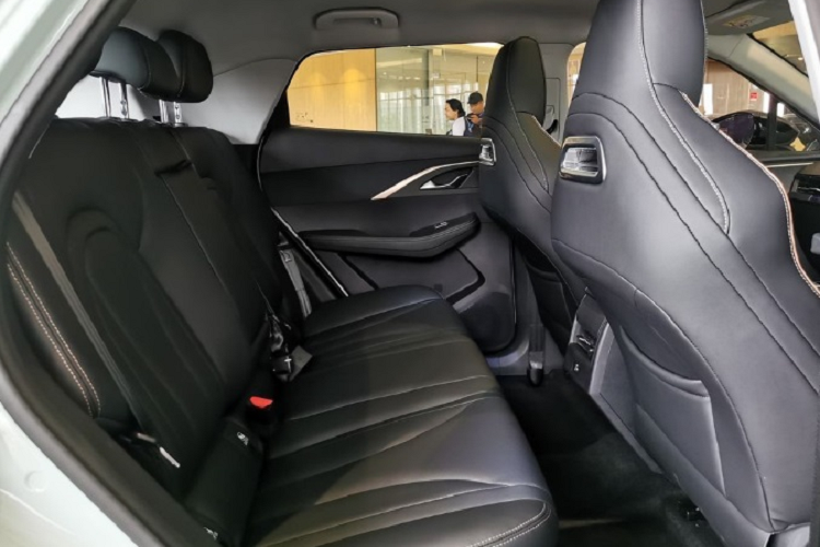 Phía đuôi xe là đèn hậu được thiết kế nằm vắt ngang đuôi xe và 2 đầu ống xả giả hình chữ nhật nằm khá cao. Về nội thất, bên trong khoang cabin của Chery OMODA 5 là không gian được thiết kế theo phong cách thể thao, thời thượng. Người dùng sẽ không khỏi bất ngờ trước những trang bị như 2 màn hình 10,25 inch đặt nổi trên mặt táp-lô theo phong cách của những chiếc xe hạng sang.