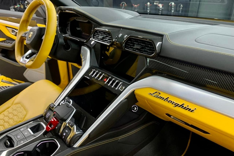 Lamborghini Urus cũng có sức mạnh đáng kinh ngạc nhất trong phân khúc SUV, mẫu xe này được trang bị khối động cơ V8, tăng áp kép, dung tích 4.0 lít, sản sinh công suất tối đa 650 mã lực tại vòng tua máy 6.000 vòng/phút và mô-men xoắn cực đại 850 Nm tại dải vòng tua máy từ 2.250 đến 4.500 vòng/phút.