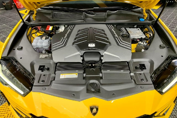 Động cơ kết hợp cùng hộp số tự động 8 cấp và hệ dẫn động 4 bánh, nhờ đó, Lamborghini Urus có thể tăng tốc từ vị trí xuất phát lên 100 km/h chỉ trong thời gian 3,6 giây trước khi đạt vận tốc tối đa 305 km/h. Lúc mới được vén màn, Lamborghini Urus đã đoạt danh hiệu chiếc SUV nhanh nhất thế giới từ tay Bentley Bentayga W12.