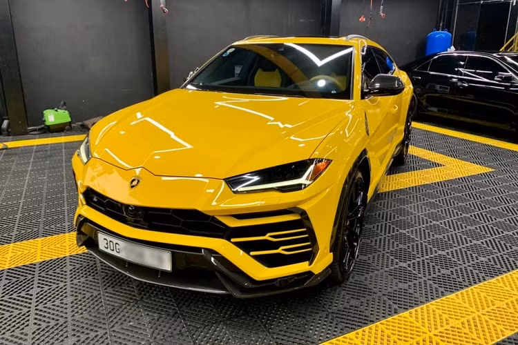 TChiếc xe được mang từ nước ngoài về 2 năm qua và gu chơi xe của gia đình bầu Hiển chủ yếu là những bản giới hạn hoặc phải có nhiều tùy chọn nhất. Ngoại thất siêu SUV Lamborghini Urus của Đỗ Quang Vinh với màu vàng Giallo Auge đã có khoảng 5 chiếc Urus tại Việt Nam nhưng chiếc xe này có gói tùy chọn carbon cao cấp nhất ở ngoại thất.