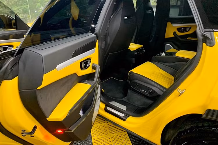 Hệ thống giải trí trên xe Lamborghini Urusnày bao gồm 2 màn hình giải trí và kết nối với nhau thông qua hệ thống thông tin giải trí Lamborghini (LIS). Siêu SUV này cũng được tích hợp tính năng Apple CarPlay và Android Auto. "Rạp hát" của xe là loa Bang &amp; Olufsen với công suất 1.700 W. Hàng ghế sau có 2 màn hình cảm ứng.