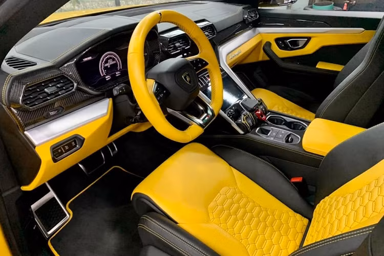 Hàng ghế sau của Lamborghini Urus cũng có thể tùy biến theo kiểu 3 ghế ngồi bình thường hoặc khách hàng có thể yêu cầu 2 ghế ngồi độc lập cùng với hệ thống giải trí riêng như cách chơi của Đỗ Quang Vinh.