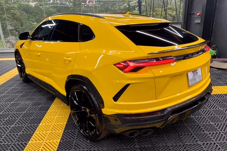 Không chỉ có khoang hành lý rộng rãi và khối động cơ đầy mạnh mẽ, xe có đến 6 chế độ lái khác nhau được điều khiển thông qua núm mang tên gọi Anima. Người lái xe Lamborghini sẽ nhận ra bên cạnh 3 chế độ quen thuộc là Strada (đường phố), Sport (thể thao) và Corsa (đường đua), siêu SUV Lamborghini Urus còn có thêm 3 chế độ lái khác bao gồm Sabbia (đường cát), Terra (việt dã) và Neve (tuyết).