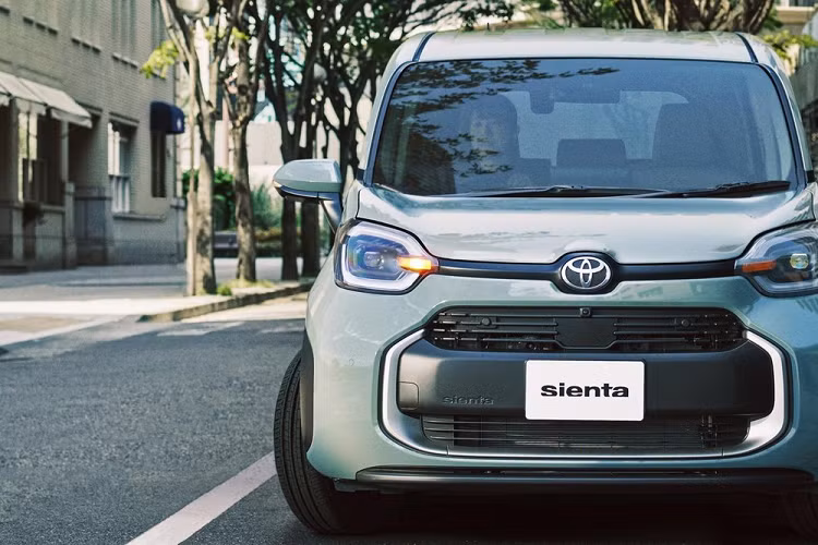  Như vậy, mẫu Toyota Sienta 2023 mới có chiều dài cơ sở giống hệt Toyota Veloz Cross đang bán ở Việt Nam. Ngay cả thiết kế của Sienta 2023 cũng không hẳn là lột xác so với thế hệ cũ vì hãng Toyota muốn tạo sự quen thuộc và dễ mến cho mẫu MPV này.