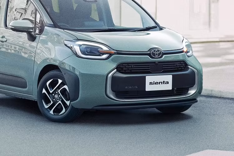 Tại thị trường Nhật Bản,mẫu xe MPV Toyota Sienta 2023 có tổng cộng 3 phiên bản là X, G và Z. Ngoài ra, khi mua mẫu MPV này, khách hàng Nhật Bản có thể chọn phiên bản 5 chỗ hoặc 7 chỗ và động cơ xăng hoặc hybrid. Theo đại lý Toyota, nhiều khách hàng Nhật Bản đã chọn mua Sienta 2023 phiên bản hybrid vì giá bán lại cao hơn.