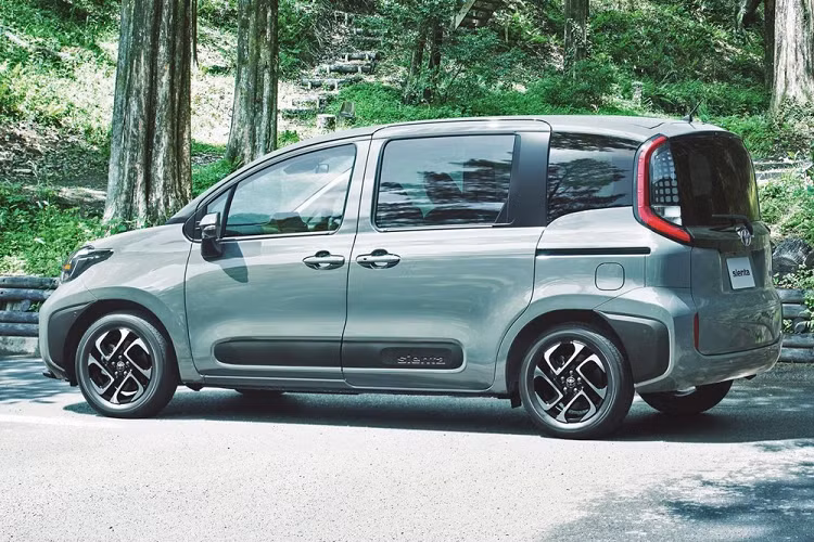 Giá xe Toyota Sienta 2023 ở thị trường nội địa dao động từ 1,95 - 3,108 triệu Yên (khoảng 333 - 531 triệu đồng). Sau Nhật Bản, mẫu MPV cỡ nhỏ này dự kiến sẽ tiếp tục ra mắt thị trường Đông Nam Á, cụ thể là Thái Lan và Indonesia