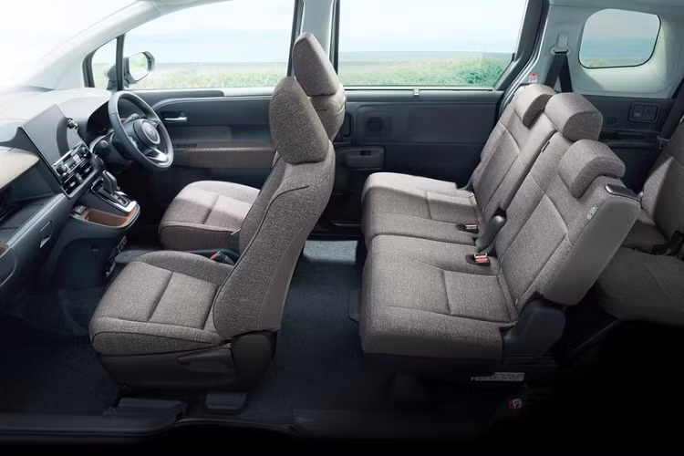 Ngay cả thiết kế cần số và bảng đồng hồ của bản X cũng khác với 2 bản còn lại. Những trang bị này khiến nội thất của bản tiêu chuẩn trông khá lạc hậu. Những trang bị đáng chú ý khác của bản cao cấp bao gồm hệ thống âm thanh 6 loa, hệ thống lọc không khí NanoeX, gương kỹ thuật số, camera hành trình phía trước, rèm cửa ở hàng ghế sau, cổng USB Type A/Type C và ổ điện AC 100V 1.500W.