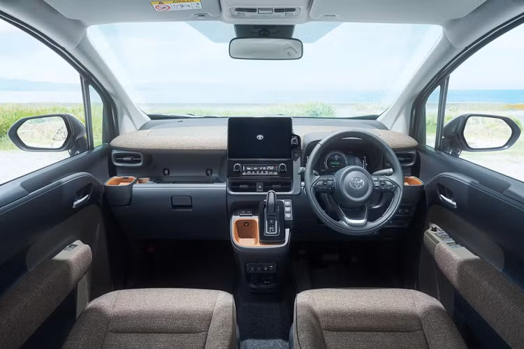 Bước vào bên trong Toyota Sienta 2023, người dùng cũng sẽ cảm nhận được sự khác biệt giữa 3 phiên bản. Trong đó, bản X tiêu chuẩn không có màn hình thông tin giải trí. Bản G sẽ có màn hình trung tâm nhưng kích thước khá nhỏ. Chỉ có bản Z là được trang bị hệ thống thông tin giải trí Display Audio Plus đi kèm màn hình cảm ứng 10,5 inch, tương thích với hệ thống định vị mới.