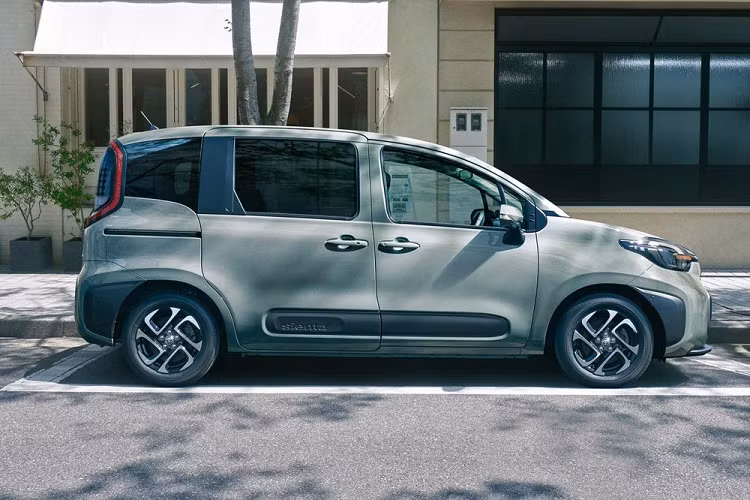 So với thế hệ cũ, Toyota Sienta 2023 không thay đổi nhiều về kích thước. Được phát triển dựa trên cơ sở gầm bệ TNGA (GA-B), Toyota Sienta sở hữu chiều dài 4.260 mm, chiều rộng 1.695 mm, chiều cao 1.695 - 1.715 mm (tùy phiên bản) và chiều dài cơ sở 2.750 mm.
