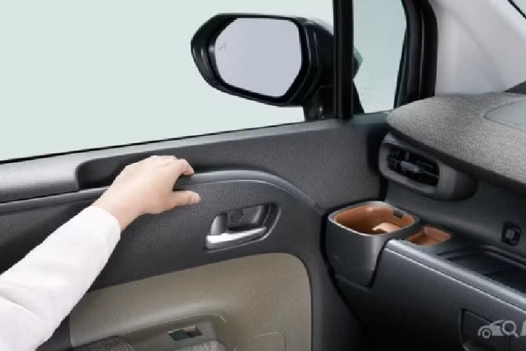 Toyota Sienta 2023 ở thị trường Nhật Bản có 2 tùy chọn động cơ. Đầu tiên là động cơ xăng 3 xi-lanh, dung tích 1.5L, sản sinh công suất tối đa 120 mã lực và mô-men xoắn cực đại 145 Nm. Động cơ này chỉ đi với hệ dẫn động 1 cầu và hộp số biến thiên vô cấp CVT giả lập 10 cấp số, tiêu thụ lượng xăng trung bình 18,3 km/lít (khoảng 5,46 lít/100 km). 