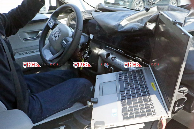 Qua hình ảnh có thể thấy, cụm đèn chiếu sáng trên Hyundai Kona thế hệ mới có kiểu dáng hình thang góc cạnh hơn, kích thước lớn hơn và đặt thấp hơn trước. Cách tạo hình này khá giống với mẫu xe “đàn anh” Palisade và Tucson.