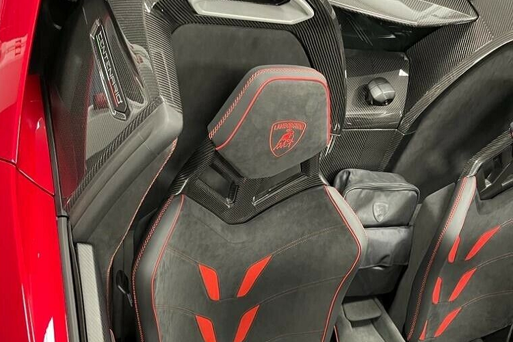 Lamborghini Centenario Roadster được chào hàng đại gia Việt có màu sơn đỏ kết hợp cùng carbon và điểm nhấn có thể kể đến là nắp capo của xe có thêm một sọc màu đen cỡ lớn tạo điểm nhấn. Toàn bộ 20 chiếc siêu xe Lamborghini Centenario Roadster đều được trang bị mâm carbon.