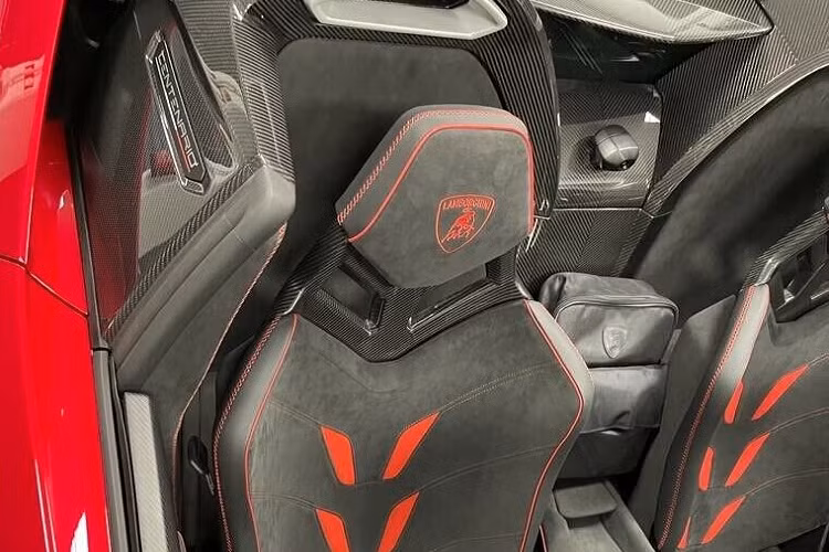 Lamborghini Centenario Roadster được chào hàng đại gia Việt có màu sơn đỏ kết hợp cùng carbon và điểm nhấn có thể kể đến là nắp capo của xe có thêm một sọc màu đen cỡ lớn tạo điểm nhấn. Toàn bộ 20 chiếc siêu xe Lamborghini Centenario Roadster đều được trang bị mâm carbon.