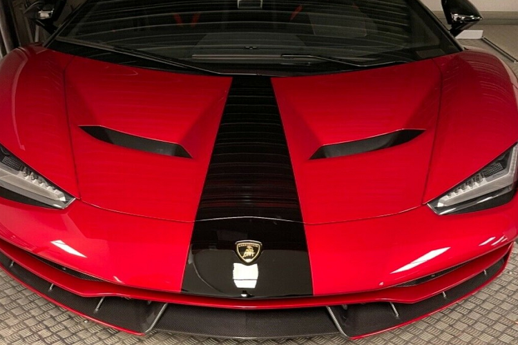 Mới đây, người đại diện của công ty nhập khẩu xe này đã chia sẻ đang có sẵn hàng là Lamborghini Centenario mui trần ở thị trường nước ngoài và đại gia nào cần chỉ cần xuống tiền là có xe mang về ngày lập tức để phục vụ nhu cầu sưu tầm những xe có giá trị cao của đại gia Việt.