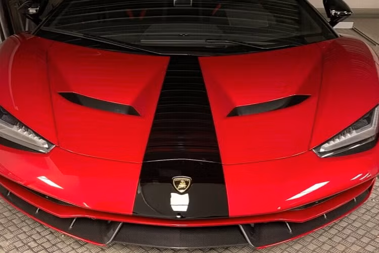 Mới đây, người đại diện của công ty nhập khẩu xe này đã chia sẻ đang có sẵn hàng là Lamborghini Centenario mui trần ở thị trường nước ngoài và đại gia nào cần chỉ cần xuống tiền là có xe mang về ngày lập tức để phục vụ nhu cầu sưu tầm những xe có giá trị cao của đại gia Việt.