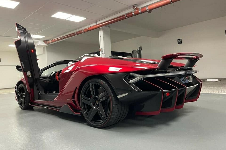 Được biết là siêu xe Lamborghini Centenario Roadster chỉ sản xuất giới hạn 20 chiếc trên toàn thế giới, và siêu phẩm được 1 công ty nhập khẩu xe có tiếng của người Việt kinh doanh ở Campuchia chào hàng với đại gia Việt là xe duy nhất mang màu đỏ Rosso Efesto.