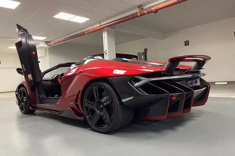 Được biết là siêu xe Lamborghini Centenario Roadster chỉ sản xuất giới hạn 20 chiếc trên toàn thế giới, và siêu phẩm được 1 công ty nhập khẩu xe có tiếng của người Việt kinh doanh ở Campuchia chào hàng với đại gia Việt là xe duy nhất mang màu đỏ Rosso Efesto.