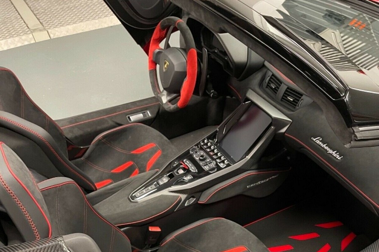 Khi ra mắt, Lamborghini Centenario mui trần có thể được mua với giá từ 2,23 triệu đô la. Tuy nhiên, những chiếc xe Lamborghini phiên bản Centenario Roadster sau này được đẩy giá lên rất cao. Cụ thể, siêu phẩm Lamborghini Centenario Roadster chào hàng đại gia Việt từng được rao bán trên 1 trang mua bán xe ở châu Âu vào tháng 9/2021 với mức giá 4,76 triệu Euro, tương đương 5,5 triệu đô la hay 125 tỷ đồng khiến không ít người sốc.