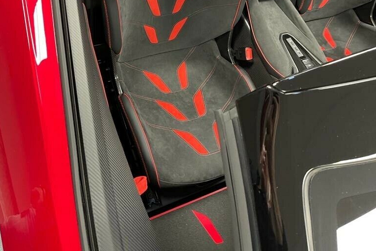 Bên trong khoang lái của siêu xe hypercar Lamborghini Centenario Roadster có nội thất bọc da màu đen và sọc đỏ cùng carbon. Được biết, Lamborghini Centenario Roadster phát triển dựa trên xe Lamborghini Aventador rất thịnh hành tai dải đất hình chữ S.