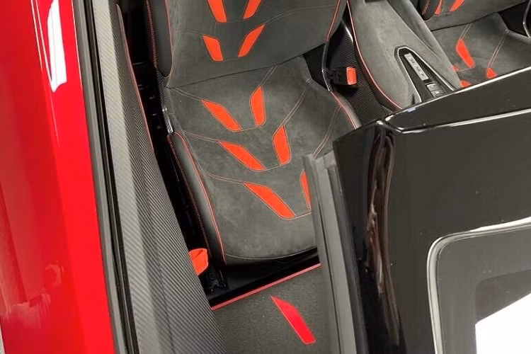 Bên trong khoang lái của siêu xe hypercar Lamborghini Centenario Roadster có nội thất bọc da màu đen và sọc đỏ cùng carbon. Được biết, Lamborghini Centenario Roadster phát triển dựa trên xe Lamborghini Aventador rất thịnh hành tai dải đất hình chữ S.