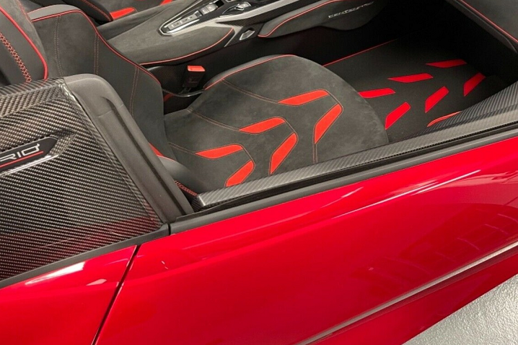 Tại thời điểm đó, chiếc siêu xe Lamborghini Centenario Roadster màu đỏ Rosso Efesto này chỉ mới lăn bánh được quãng đường dài 42 miles, tương đương 68 km, một con số thể hiện chủ nhân chỉ mang xe về phục vụ trưng bày và sau đó bán lại kiếm lời.