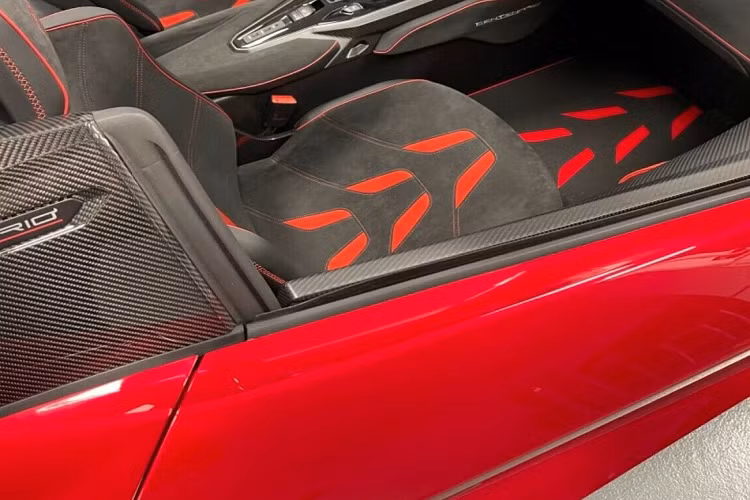 Tại thời điểm đó, chiếc siêu xe Lamborghini Centenario Roadster màu đỏ Rosso Efesto này chỉ mới lăn bánh được quãng đường dài 42 miles, tương đương 68 km, một con số thể hiện chủ nhân chỉ mang xe về phục vụ trưng bày và sau đó bán lại kiếm lời.