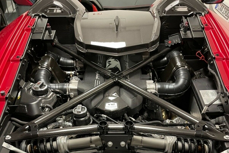 Siêu xe Lamborghini Centenario Roadster được nhá hàng với đại gia Việt được trang bị động cơ V12, dung tích 6,5 lít, hút khí tự nhiên tương tự như siêu xe Lamborghini Aventador LP700-4 nhưng công suất tối đa được đẩy lên mức 770 mã lực. Mô-men xoắn cực đại giữ nguyên 690 Nm.