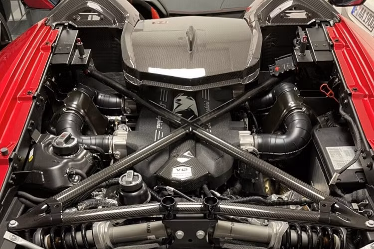 Siêu xe Lamborghini Centenario Roadster được nhá hàng với đại gia Việt được trang bị động cơ V12, dung tích 6,5 lít, hút khí tự nhiên tương tự như siêu xe Lamborghini Aventador LP700-4 nhưng công suất tối đa được đẩy lên mức 770 mã lực. Mô-men xoắn cực đại giữ nguyên 690 Nm.