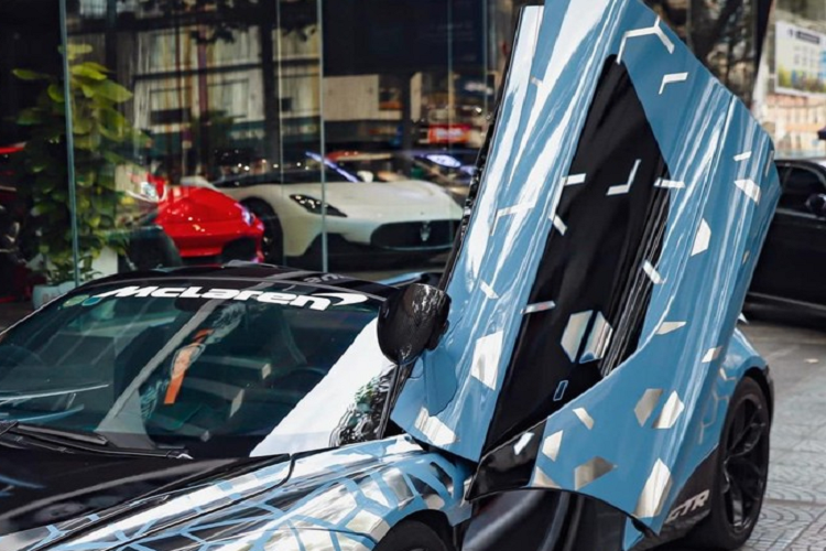 Khối động cơ này sẽ được truyền tới bánh thông qua hộp số tự động tuần tự 7 cấp, nhờ đó, siêu xe mui trần McLaren 720S Spider tăng tốc từ vị trí xuất phát lên 100 km/h trong thời gian 2,9 giây trước khi đạt vận tốc tối đa 325 km/h khi là xe mui trần. Còn nếu muốn có tốc độ tối đa 341 km/h, chủ nhân phải đóng mui xếp cứng xe lại.