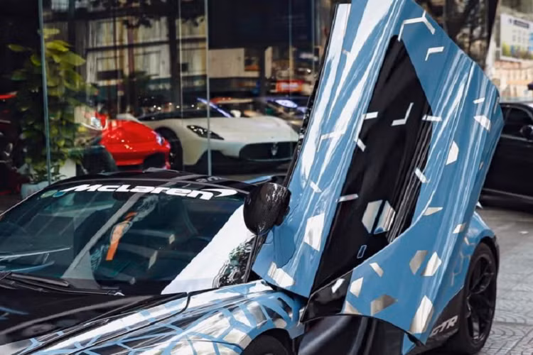 Khối động cơ này sẽ được truyền tới bánh thông qua hộp số tự động tuần tự 7 cấp, nhờ đó, siêu xe mui trần McLaren 720S Spider tăng tốc từ vị trí xuất phát lên 100 km/h trong thời gian 2,9 giây trước khi đạt vận tốc tối đa 325 km/h khi là xe mui trần. Còn nếu muốn có tốc độ tối đa 341 km/h, chủ nhân phải đóng mui xếp cứng xe lại.