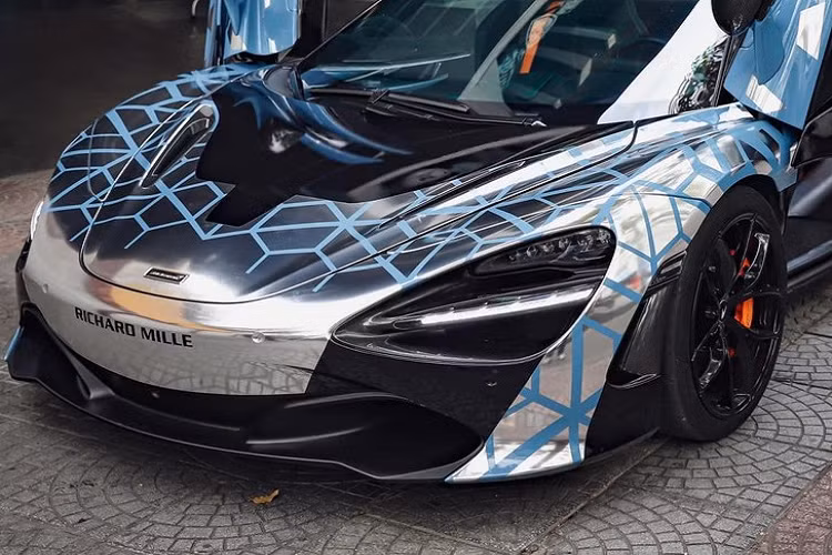 Giá xe McLaren 720S Spider khi mới về Việt Nam khoảng hơn 23 tỷ đồng, xe có phần mui xếp cứng bằng sợi carbon của siêu xe này chỉ mất thời gian 11 giây để thực hiện thao tác đóng hoặc mở mui xe. Phần mui xếp cứng của 720S Spider vẫn hoạt động tốt ngay cả khi lăn bánh, tuy nhiên, hãng McLaren yêu cầu khách hàng phải đảm bảo tốc độ dưới 50 km/h.