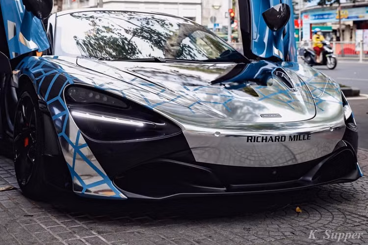 Bộ áo này giúp ngoại hình siêu xe mui trần McLaren 720S Spider khá hiếu chiến. Trong đó, ý tưởng này dựa trên xe McLaren Senna GTR nguyên mẫu đầu tiên sản xuất và hiện đang có 75 chiếc siêu xe đua McLaren Senna GTR được sản xuất trên toàn cầu nhưng không rõ có đại gia Việt nào ưng mắt mang về để làm bộ sưu tập ngắm xe cho riêng mình hay không.