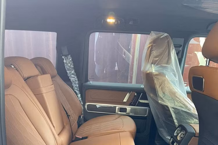 Bên trong khoang lái chiếc SUV hạng sang Mercedes-AMG G63 màu xanh Deep nhập khẩu tư nhân này có nội thất bọc da cao cấp màu nâu kết hợp nhiều chi tiết carbon.