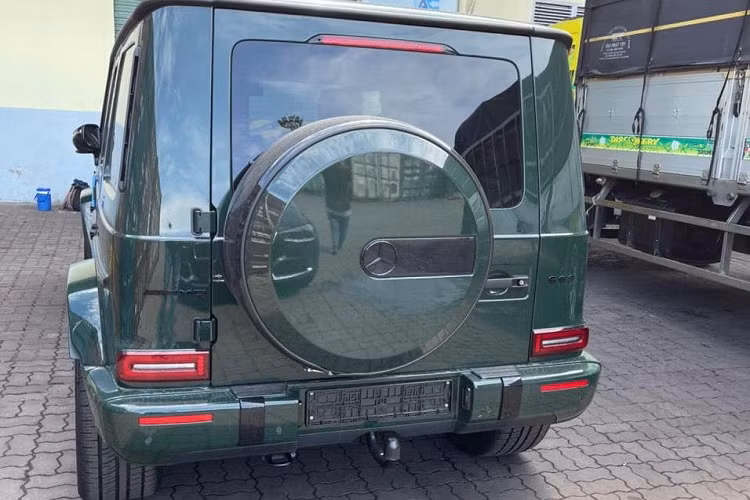 Bóc tách những trang bị trên chiếc xe SUV hạng sang Mercedes-AMG G63 mới về nước được chúng tôi chia sẻ với bạn đọc có thể thấy xe sở hữu màu Deep Green, 1 trong 14 mã màu nằm trong danh mục sơn tùy chọn G Manufaktur có giá bằng nhau là 6.500 USD, tương đương 150 triệu đồng.