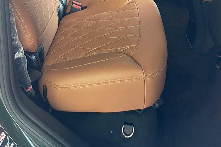 Chiếc xe Mercedes-AMG G63 mới về nước có màu sơn xanh Deep thuộc thế hệ W463 thứ 2 nên sở hữu những thay đổi diện mạo ở thiết kế với điểm nhấn là đèn pha LED cá tính, lưới tản nhiệt nan dọc và đèn hậu mới.