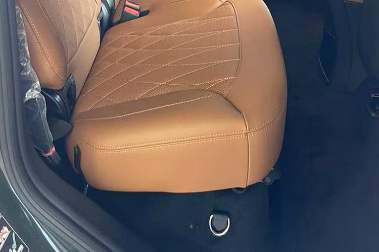 Chiếc xe Mercedes-AMG G63 mới về nước có màu sơn xanh Deep thuộc thế hệ W463 thứ 2 nên sở hữu những thay đổi diện mạo ở thiết kế với điểm nhấn là đèn pha LED cá tính, lưới tản nhiệt nan dọc và đèn hậu mới.