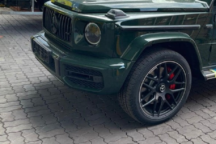 Đây là 1 trong số rất hiếm chiếc SUV hạng sang Mercedes-AMG G63 tại thị trường Việt Nam sở hữu ngoại thất màu xanh Deep. Ngoài ra, xe còn có gói thêm đen và la-zăng đa chấu kép 22 inch AMG sơn đen mờ rất cá tính và phong cách.