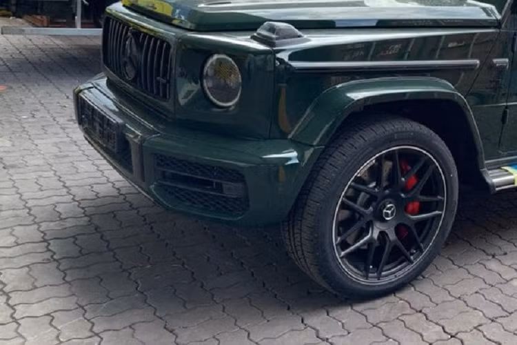 Đây là 1 trong số rất hiếm chiếc SUV hạng sang Mercedes-AMG G63 tại thị trường Việt Nam sở hữu ngoại thất màu xanh Deep. Ngoài ra, xe còn có gói thêm đen và la-zăng đa chấu kép 22 inch AMG sơn đen mờ rất cá tính và phong cách.