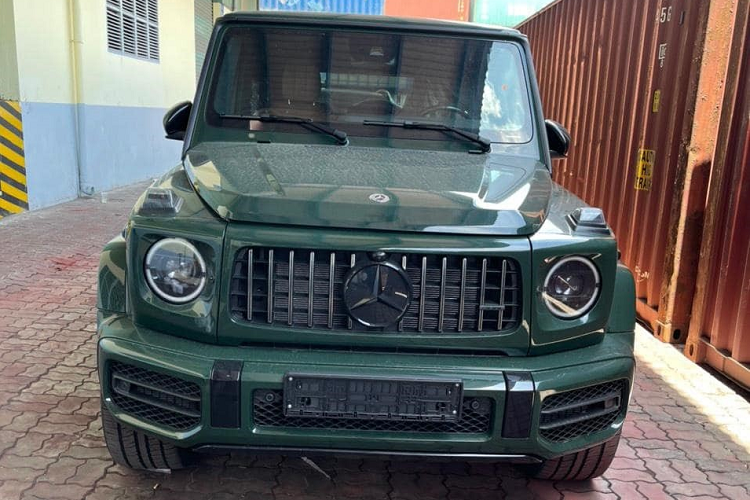 Dòng xe SUV hạng sang Mercedes-AMG G63 vẫn đang được các công ty nhập khẩu tư nhân đổ tiền vào để mang về nhằm phục vụ các đại gia Việt. Mới đây nhất, nhiều chiếc xe Mercedes-AMG G63 sang chảnh đã được khui công và đáng chú ý có một chiếc mang màu độc.