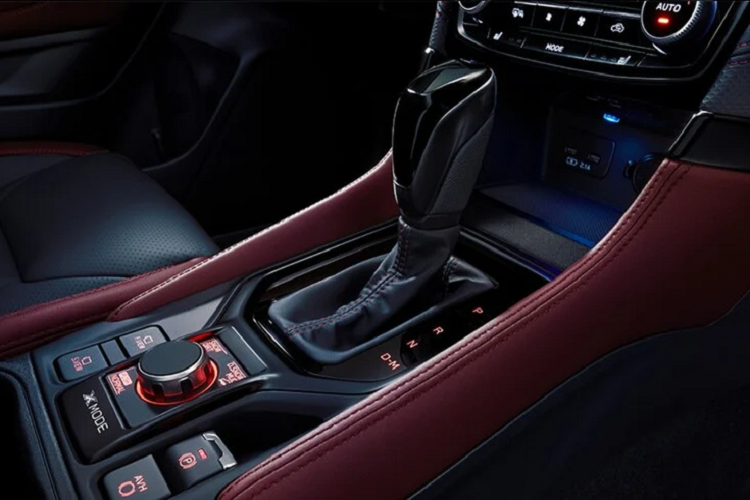 Ngoài những thay đổi trên thì xe vẫn giữ nguyên những tính năng khác tương tự phiên bản sport thông thường.