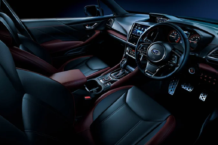 Sự khác biệt của bản STI Sport còn được thể hiện bên trong xe, với ghế ngồi và nhiều chi tiết khác được bọc da nappa hai màu đen-đỏ, điểm nhấn còn đến từ chỉ thêu màu đỏ, đồng hồ đo STI Sport, bảng điều khiển màu đen, vô lăng và cần số cũng đều được bọc da.