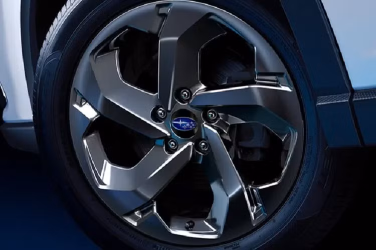 Phiên bản của mẫu xe SUV Subaru Forester STI Sport được bổ sung la-zăng hợp kim 18 inch màu xám, viền đèn sương mù phía trước với các chi tiết màu đen, tấm ốp bên màu đen và có thêm cả cánh lướt gió trên nóc xe... Ngoài ra logo STI cũng xuất hiện ở cả phía trước và sau.