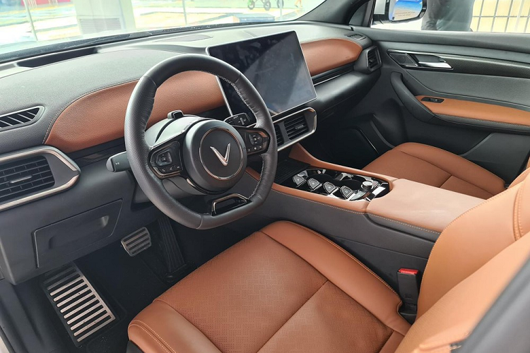 Bên trong VinFast VF8 là không gian nội thất bọc da phối 2 màu nâu và đen. Xe được trang bị vô lăng vát đáy thể thao, tích hợp phím chức năng và màn hình thông tin giải trí có kích thước 15,4 inch, hỗ trợ Apple CarPlay/Android Auto, tính năng trợ lý ảo, mua sắm trực tuyến. Phía sau vô lăng của xe không hề có bảng đồng hồ mà dùng màn hình hiển thị thông tin trên kính lái HUD cùng nút bấm chuyển số thể thao...