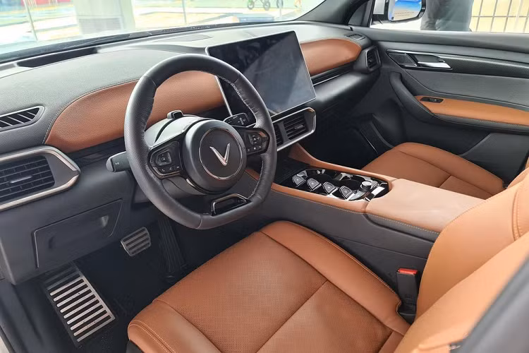 Bên trong VinFast VF8 là không gian nội thất bọc da phối 2 màu nâu và đen. Xe được trang bị vô lăng vát đáy thể thao, tích hợp phím chức năng và màn hình thông tin giải trí có kích thước 15,4 inch, hỗ trợ Apple CarPlay/Android Auto, tính năng trợ lý ảo, mua sắm trực tuyến. Phía sau vô lăng của xe không hề có bảng đồng hồ mà dùng màn hình hiển thị thông tin trên kính lái HUD cùng nút bấm chuyển số thể thao...